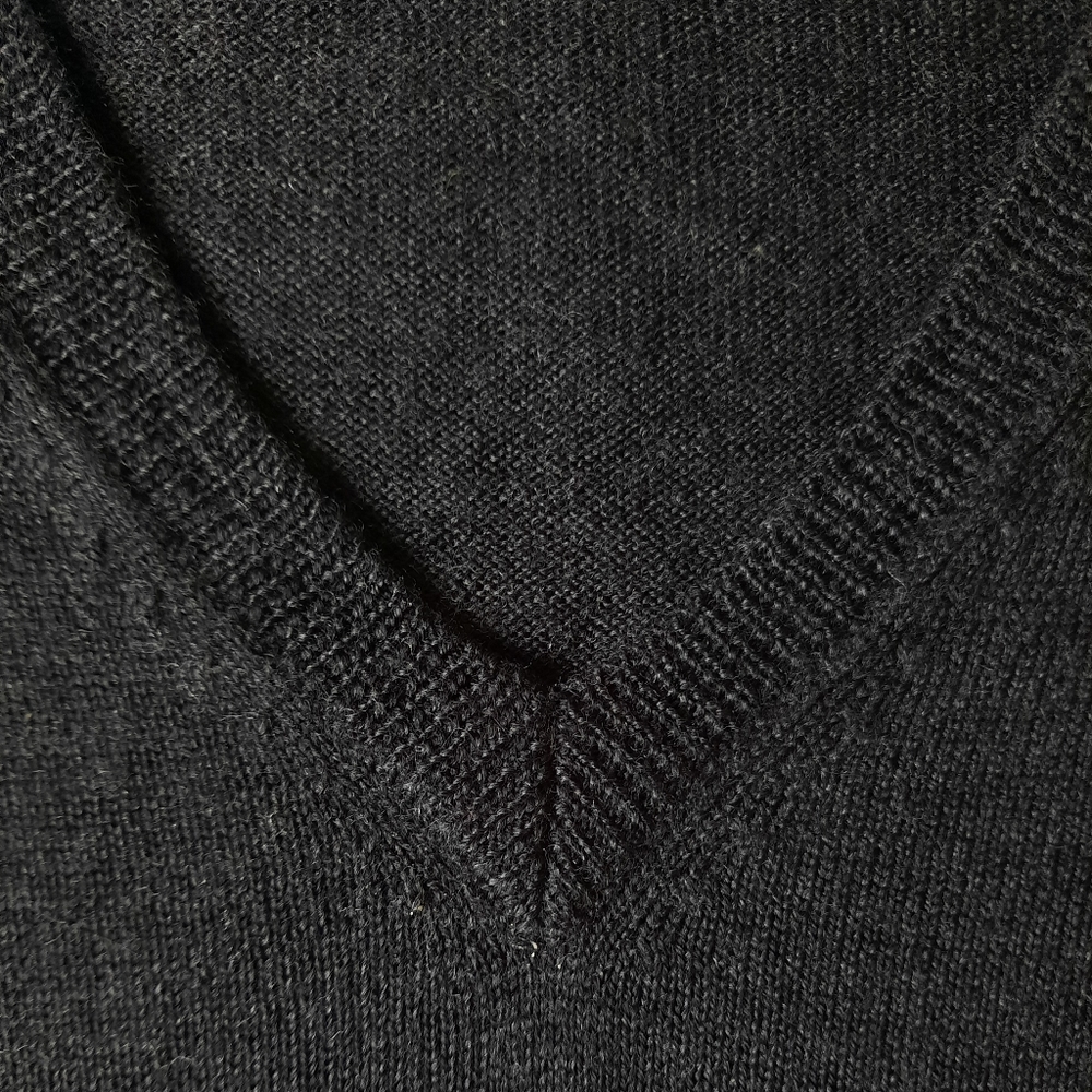 Banana Republic merino wool V- neck sweater size L. - Picture 3 of 9